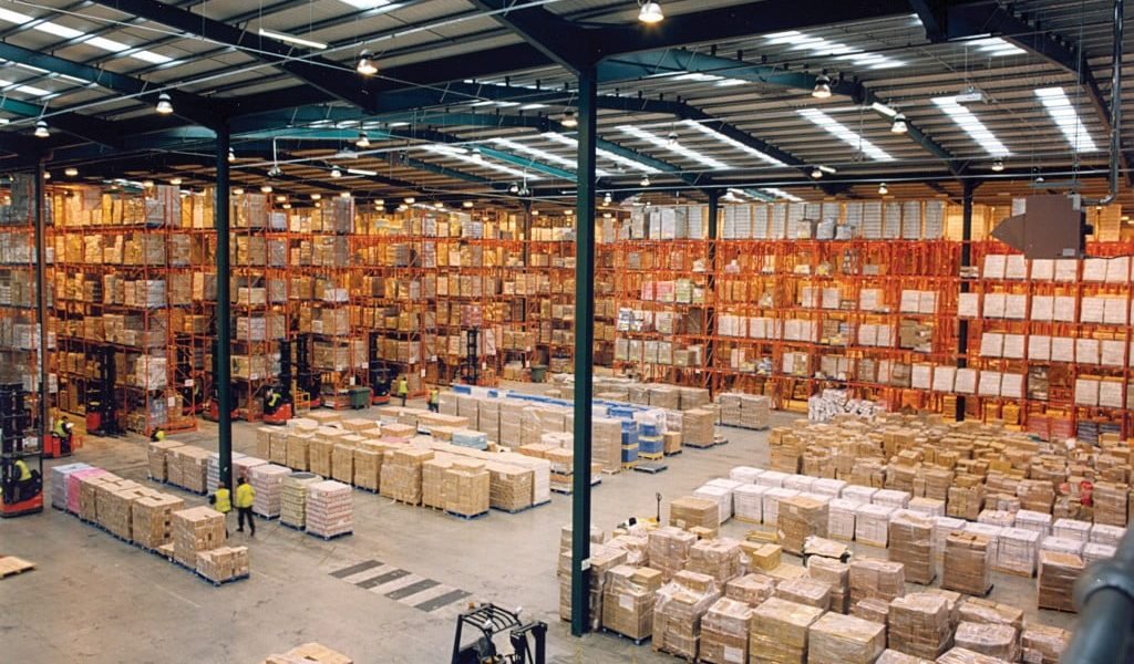 Modern_warehouse_with_pallet_rack_storage_system-1024x798